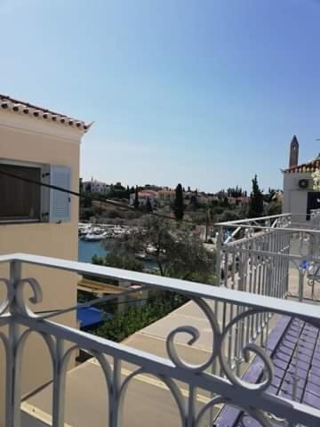 Old Harbor Apartments Spetses Town Exterior photo