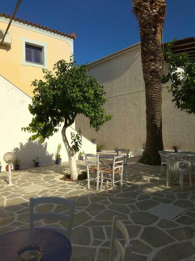 Old Harbor Apartments Spetses Town Exterior photo