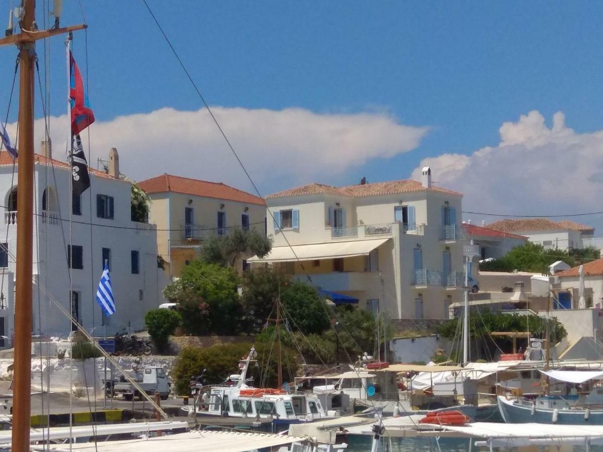 Old Harbor Apartments Spetses Town Exterior photo